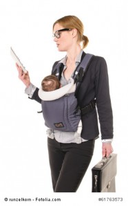 Geschäftsfrau mit Baby und Tablet-PC